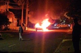 Vídeos mostram motorista ao lado de carro em chamas antes de abandonar veículo