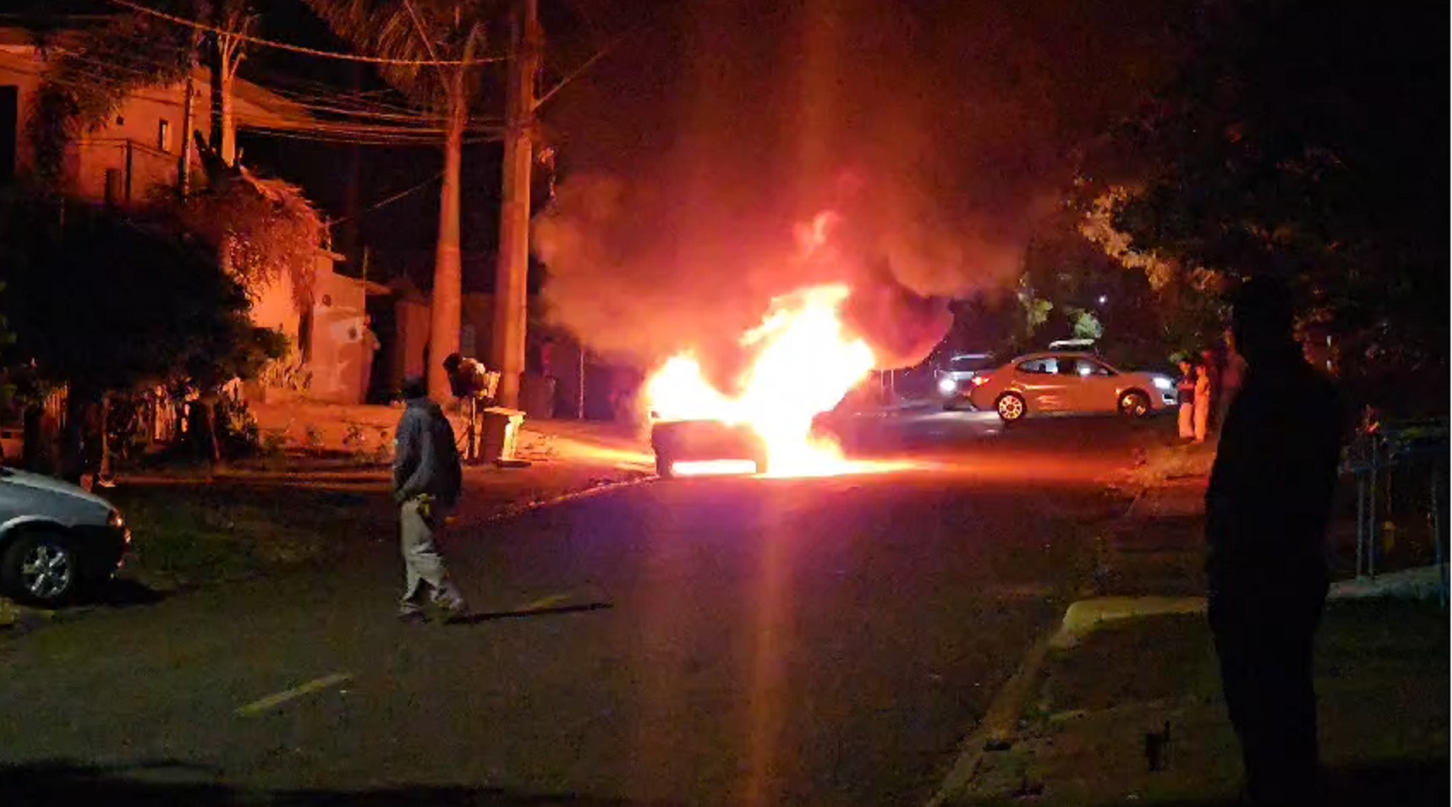 Vídeos mostram motorista ao lado de carro em chamas antes de abandonar veículo
