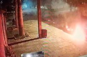 Vídeos mostram carro em chamas descendo a Rua Nereu Ramos em Cascavel