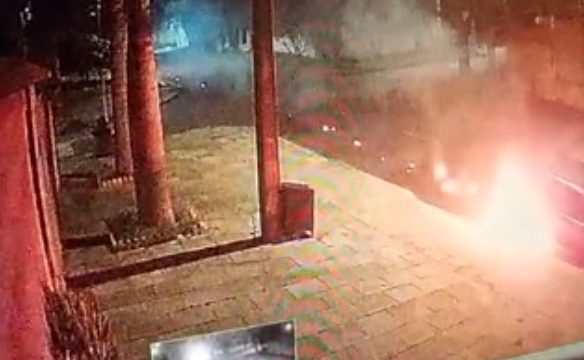 Vídeos mostram carro em chamas descendo a Rua Nereu Ramos em Cascavel