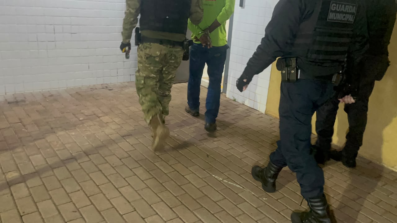 Homem é detido após desacatar agentes da Guarda Municipal no Terminal Oeste