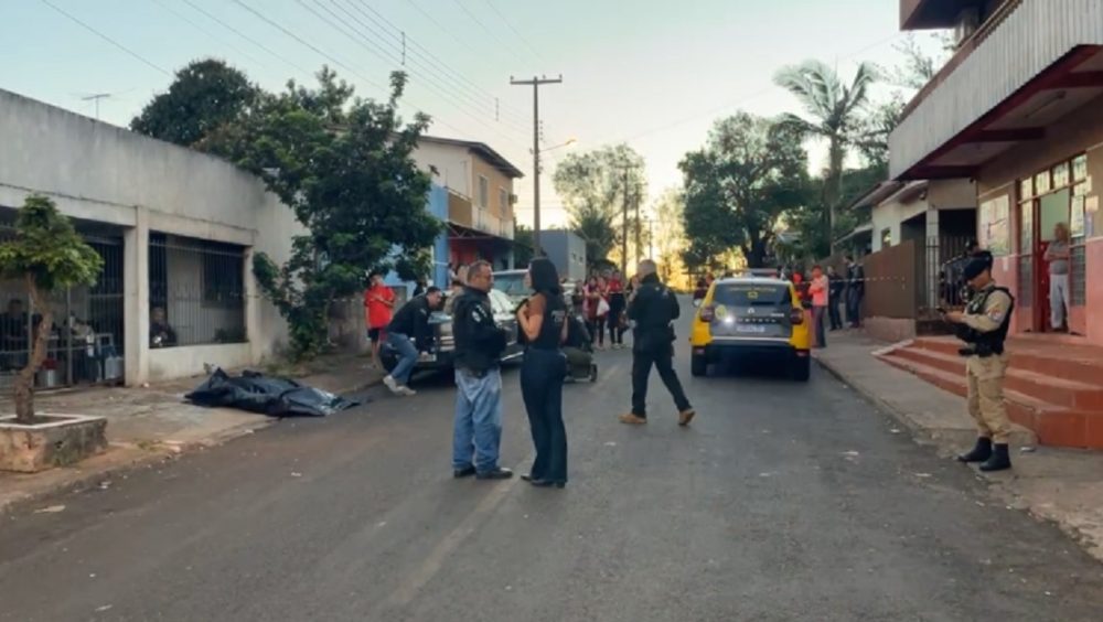 Homem é morto a tiros e câmeras podem ajudar a identificar atirador em Foz do Iguaçu Imagem referente a Homem é morto a tiros e câmeras podem ajudar a identificar atirador em Foz do Iguaçu