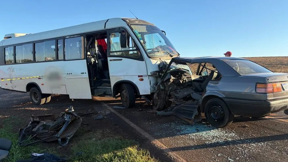Homem fica em estado grave após carro e micro-ônibus baterem de frente na PR-473 Imagem referente a Homem fica em estado grave após carro e micro-ônibus baterem de frente na PR-473