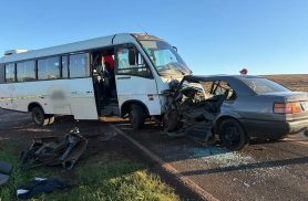 Homem fica em estado grave após carro e micro-ônibus baterem de frente na PR-473