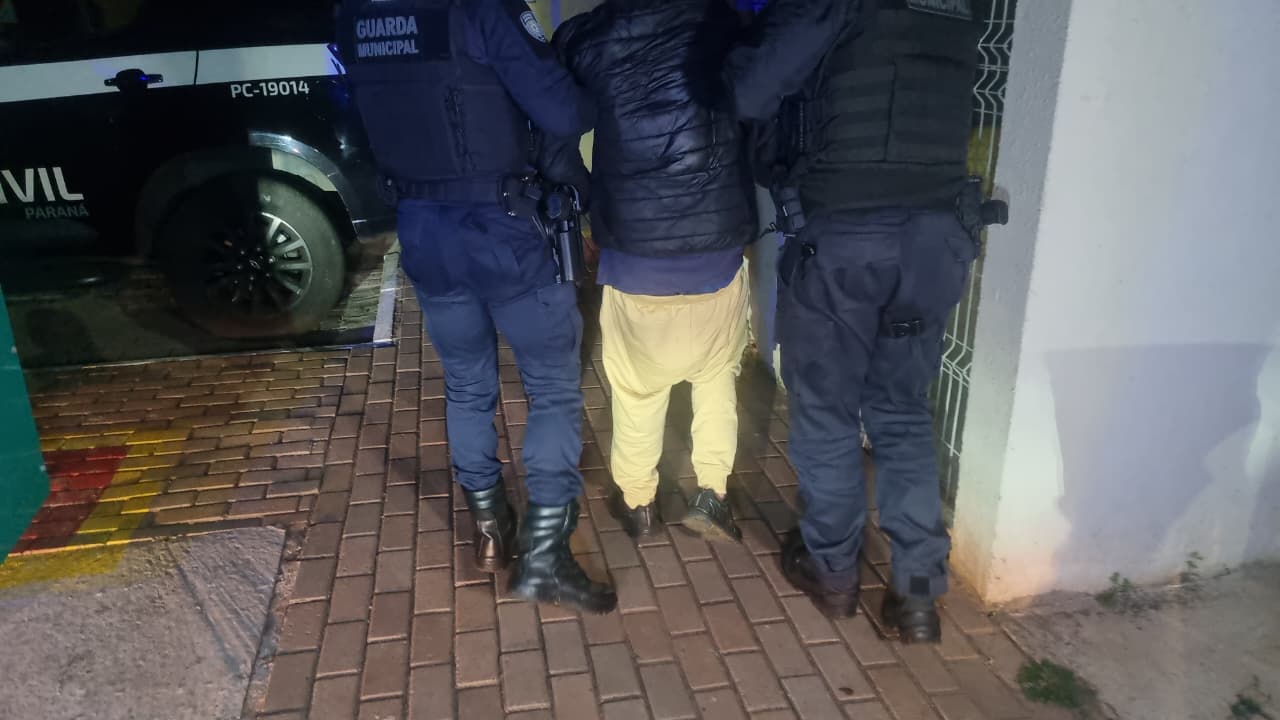 Homem é preso após morder companheira durante briga dentro de ônibus em Cascavel