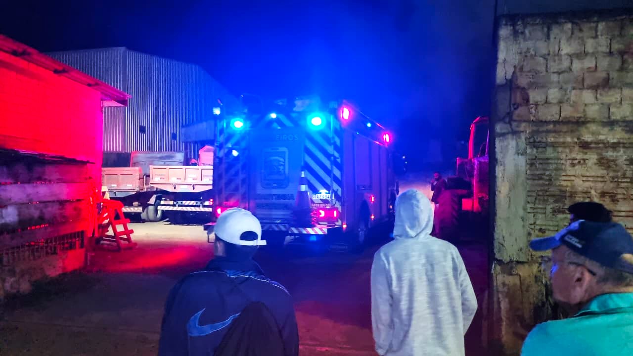 Incêndio destrói casa e mobiliza Bombeiros durante a madrugada no Brasmadeira