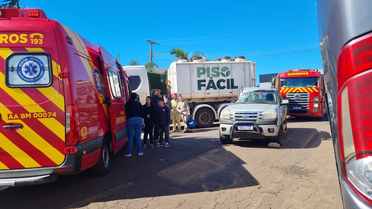 Motorista bêbado bate caminhonete contra caminhão no bairro Cataratas