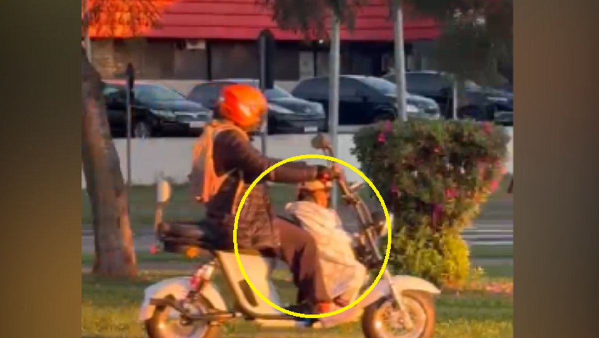 Mulher é flagrada transportando criança de forma inadequada em scooter elétrica
