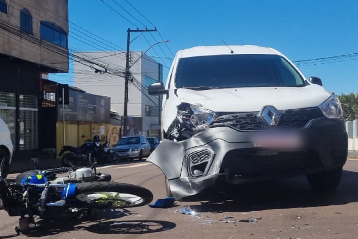 Acidente entre carro e moto deixa vítima menor de idade na esquina do Shopping JL