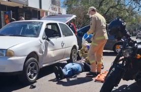 Acidente entre moto e carro deixa vítima no asfalto no Centro de Cascavel