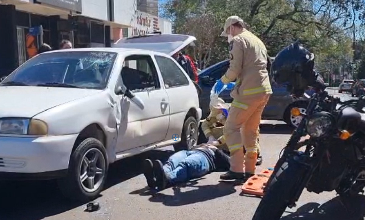Acidente entre moto e carro deixa vítima no asfalto no Centro de Cascavel