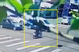 Veja vídeo de adolescente de moto furando sinal e atingindo utilitário na esquina de shopping de Cascavel