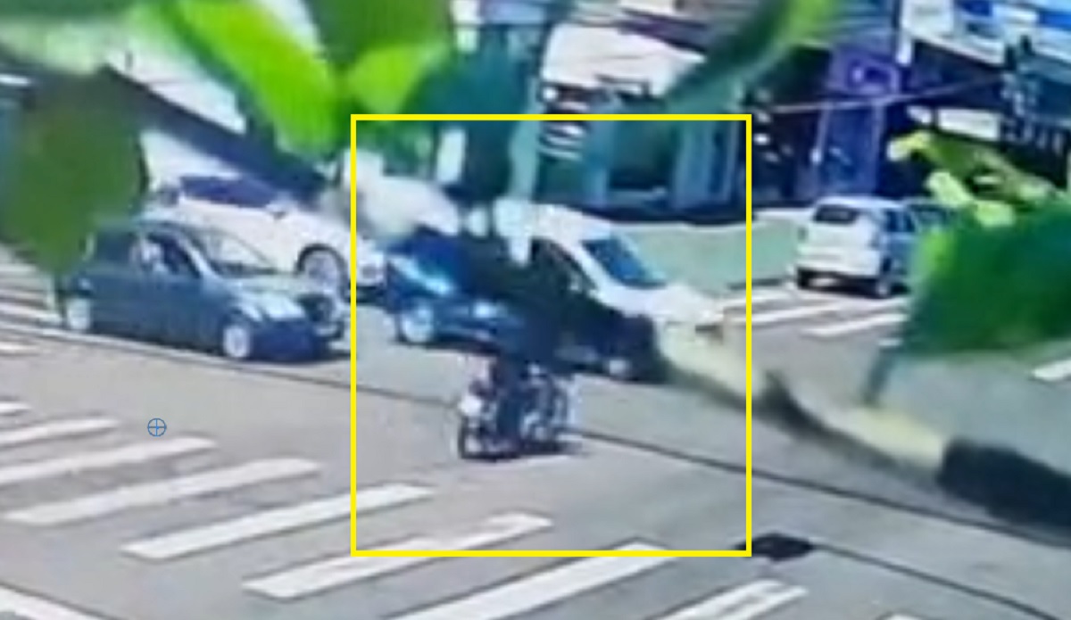 Veja vídeo de adolescente de moto furando sinal e atingindo utilitário na esquina de shopping de Cascavel