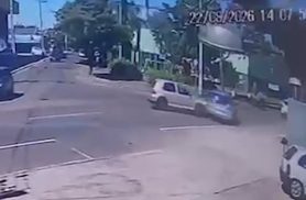 Após colisão, carro sobe em calçada no Bairro Esmeralda