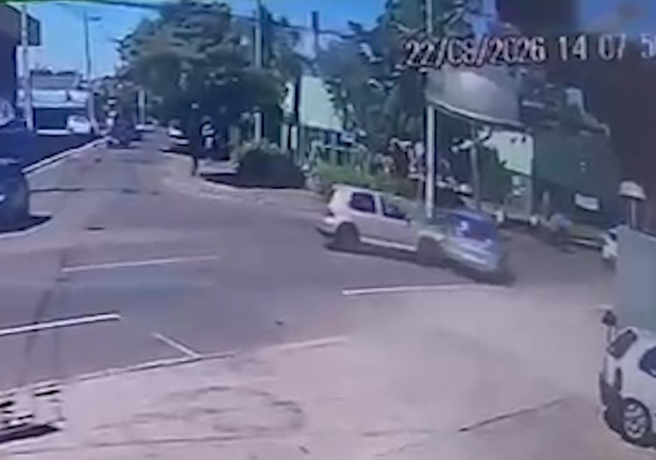 Após colisão, carro sobe em calçada no Bairro Esmeralda