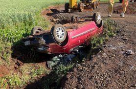 Saída de pista seguida de capotamento deixa dois feridos leves em Dois Vizinhos