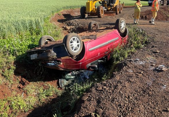 Saída de pista seguida de capotamento deixa dois feridos leves em Dois Vizinhos
