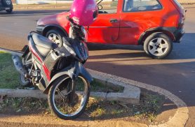 Corsa e motoneta se envolvem em colisão no Bairro Brasmadeira