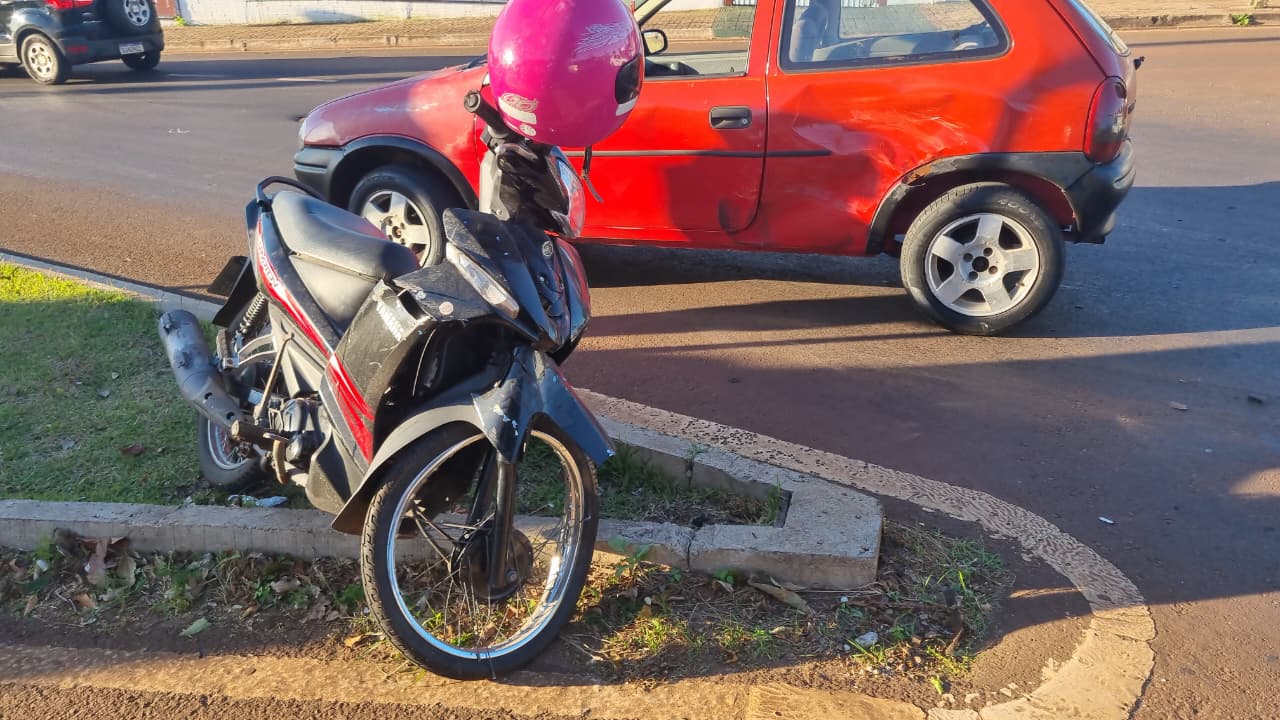 Corsa e motoneta se envolvem em colisão no Bairro Brasmadeira