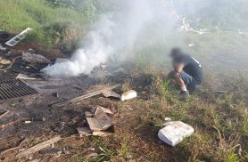 Imagem mostra suspeito queimando fios de cobre em lote baldio no Cascavel Velho