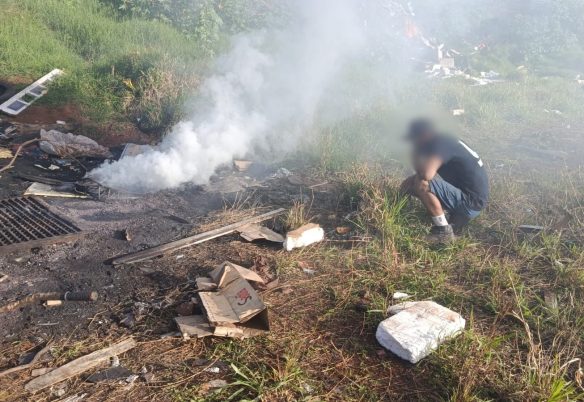 Imagem mostra suspeito queimando fios de cobre em lote baldio no Cascavel Velho