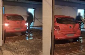 Vídeo mostra homem em surto destruindo veículo na casa da mãe