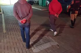 PM flagra homem pegando cocaína de veículo e apreende droga em Cascavel
