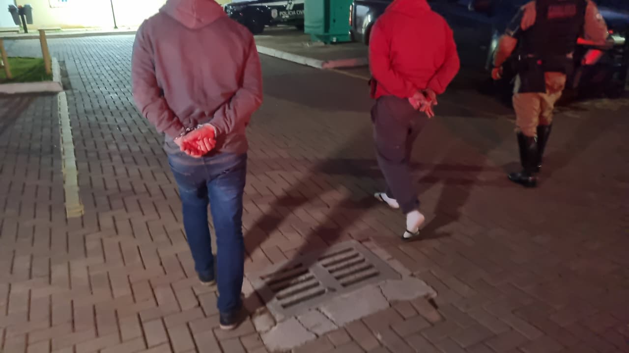 PM flagra homem pegando cocaína de veículo e apreende droga em Cascavel
