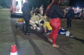 Caído no meio do asfalto, homem é atropelado por carro e tem lesão grave