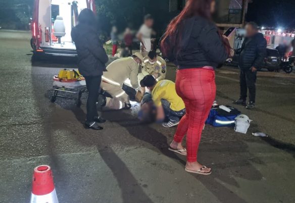 Caído no meio do asfalto, homem é atropelado por carro e tem lesão grave