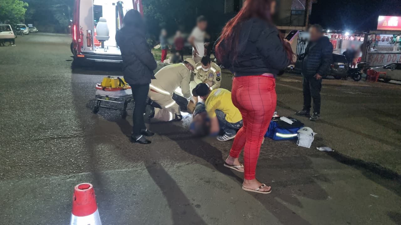 Caído no meio do asfalto, homem é atropelado por carro e tem lesão grave
