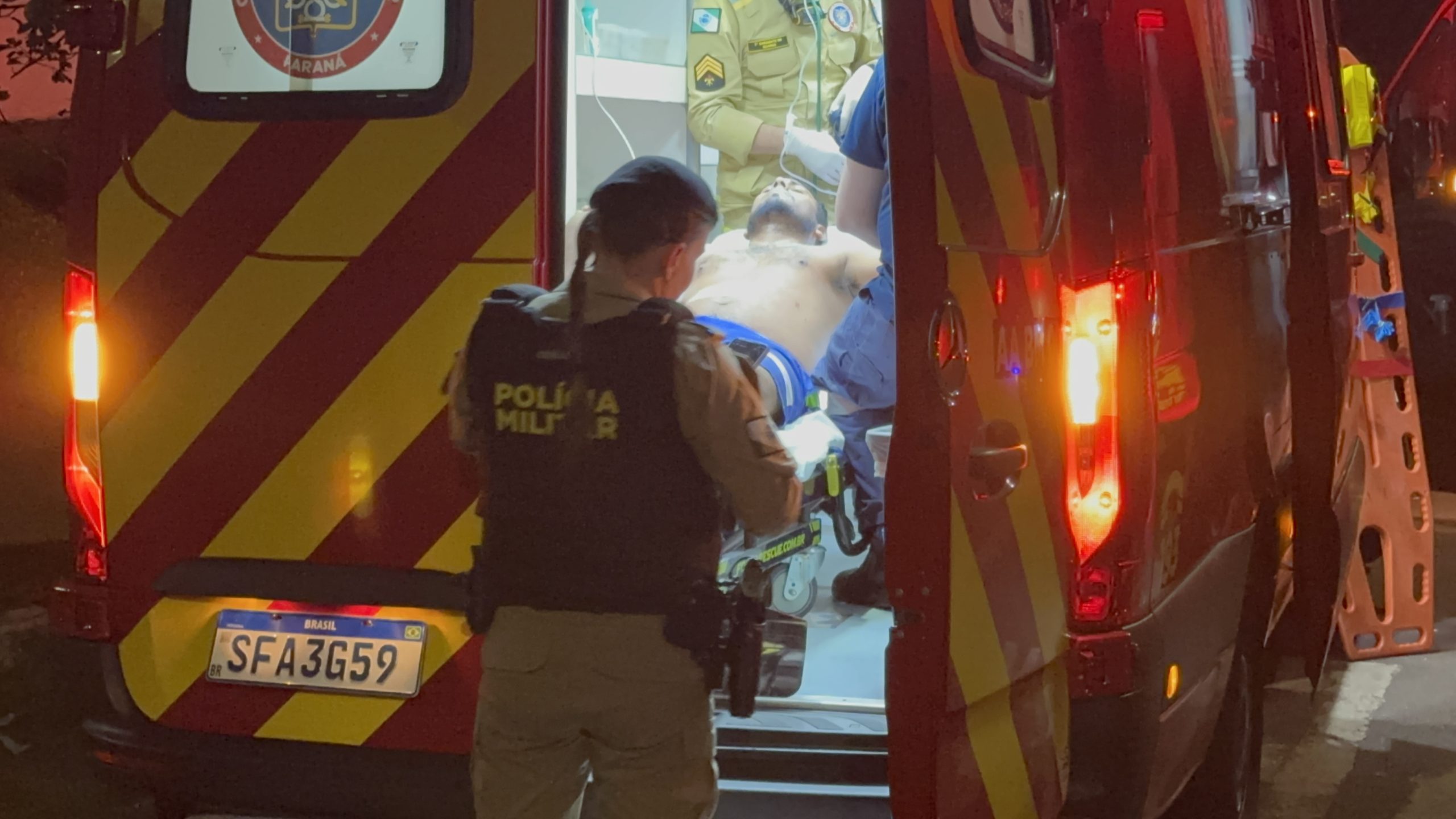 Homens invadem residência e esfaqueiam morador no Conjunto Riviera