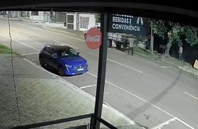 Vídeo mostra suspeitos durante furto de bicicleta