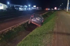 Carro sai da pista na BR-277 na Região da Mascarello