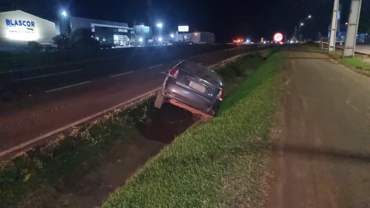 Carro sai da pista na BR-277 na Região da Mascarello