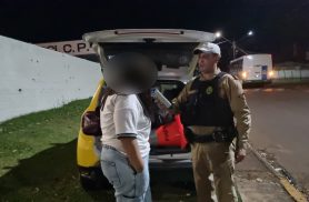 Motociclista é presa por embriaguez após bater em ônibus em Cascavel