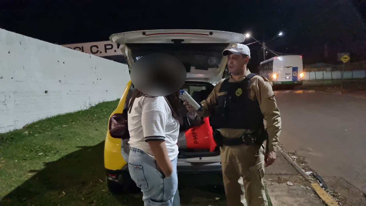 Motociclista é presa por embriaguez após bater em ônibus em Cascavel