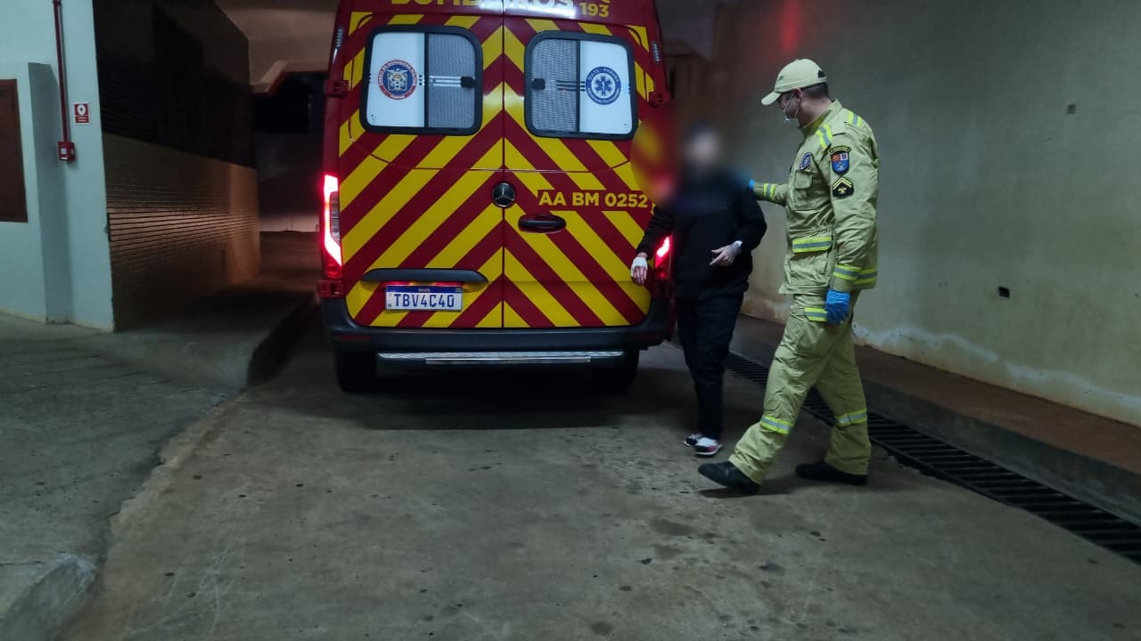 Mulher de 20 anos se machuca ao tentar entrar em casa durante a madrugada