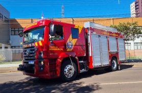 Padre é resgatado pelos bombeiros após ficar preso em elevador em Cascavel