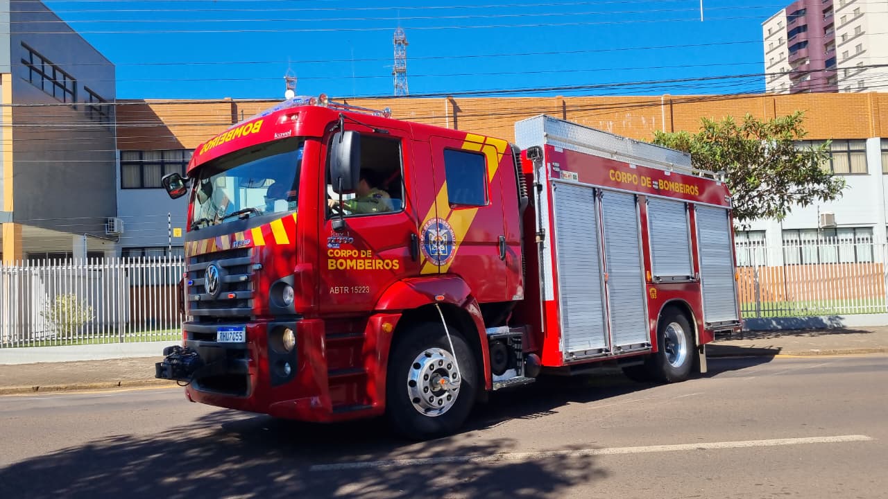 Padre é resgatado pelos bombeiros após ficar preso em elevador em Cascavel