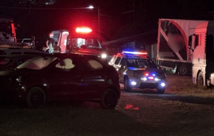 Homem é esfaqueado pela esposa após bebedeira e discussão em São José dos Pinhais; vítima foi levada ao hospital Imagem referente a Homem é esfaqueado pela esposa após bebedeira e discussão em São José dos Pinhais; vítima foi levada ao hospital