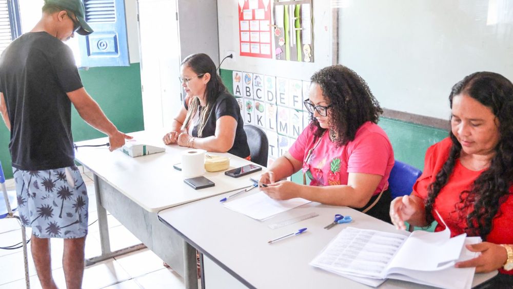 Eleitores participam de eleição simulada no Maranhão Imagem referente a Eleitores participam de eleição simulada no Maranhão