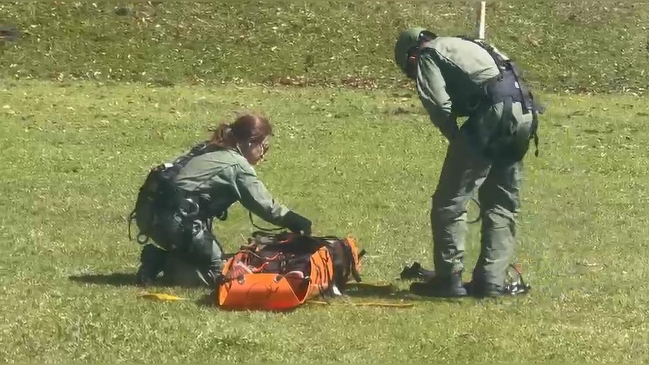 Mulher é resgatada após passar mal no Morro do Canal, em Piraquara