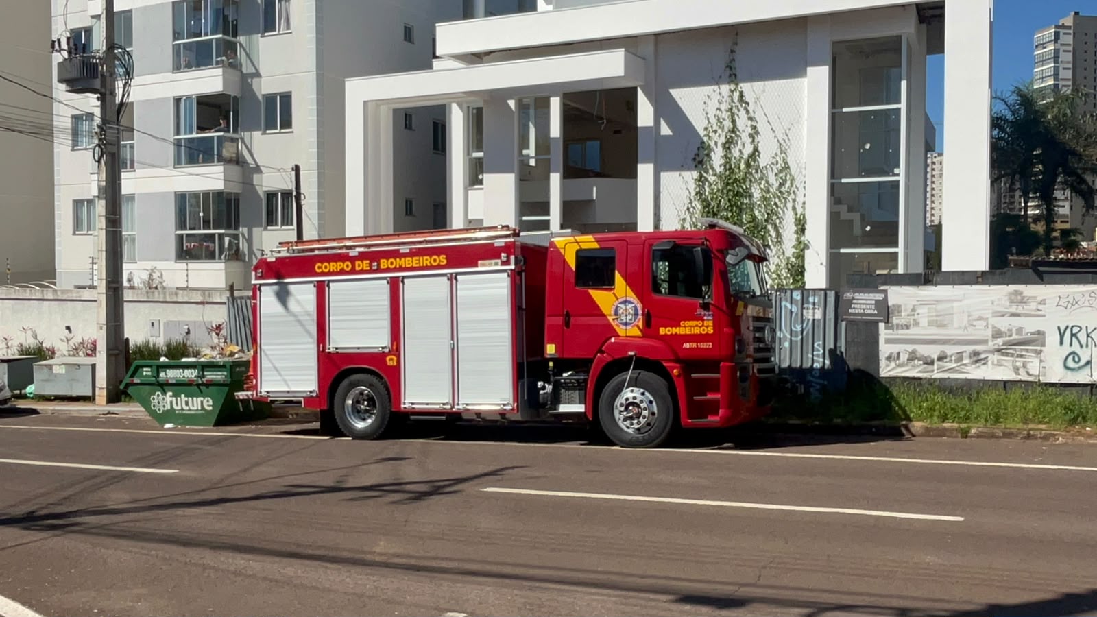 Falha em elevador deixa sete pessoas presas e mobiliza Corpo de Bombeiros no bairro Cancelli, em Cascavel