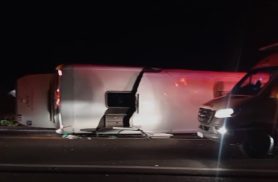 Acidente entre carro e ônibus deixa uma pessoa morta e 45 feridas na BR-277, em Guarapuava