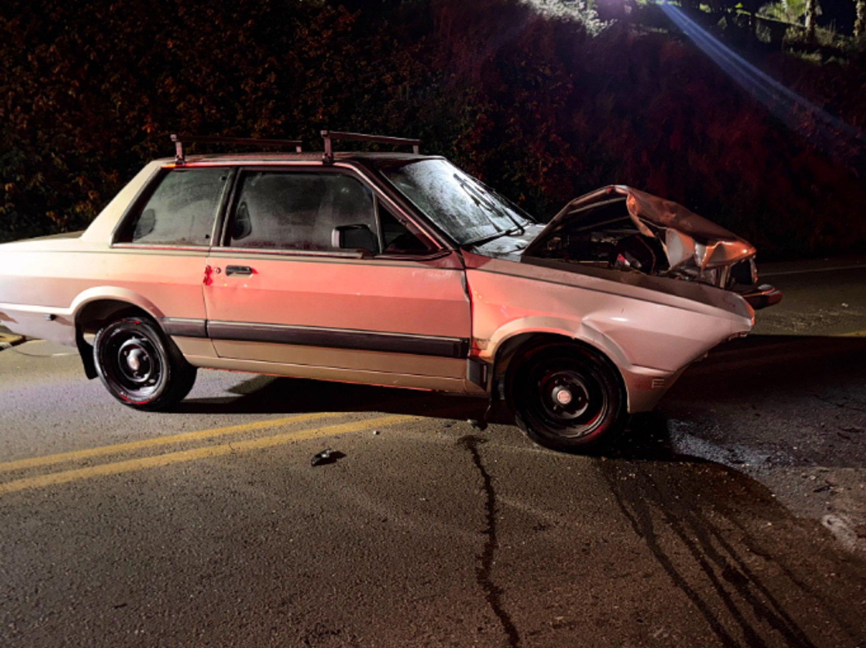 Imagem referente a Jovem de 17 anos morre após carro invadir pista e bater de frente com moto em Francisco Beltrão