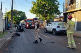 Batida entre Jeep e Ford Ka termina com carro tombado e poste atingido no Santa Felicidade