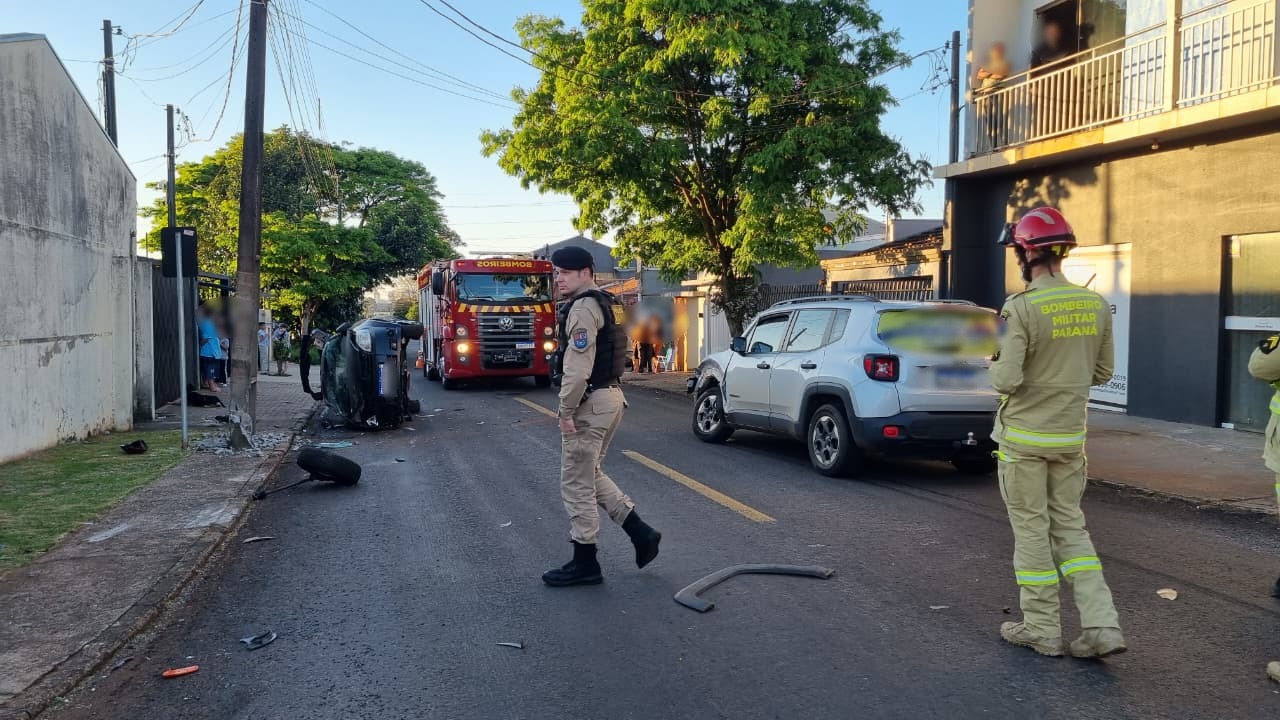 Batida entre Jeep e Ford Ka termina com carro tombado e poste atingido no Santa Felicidade