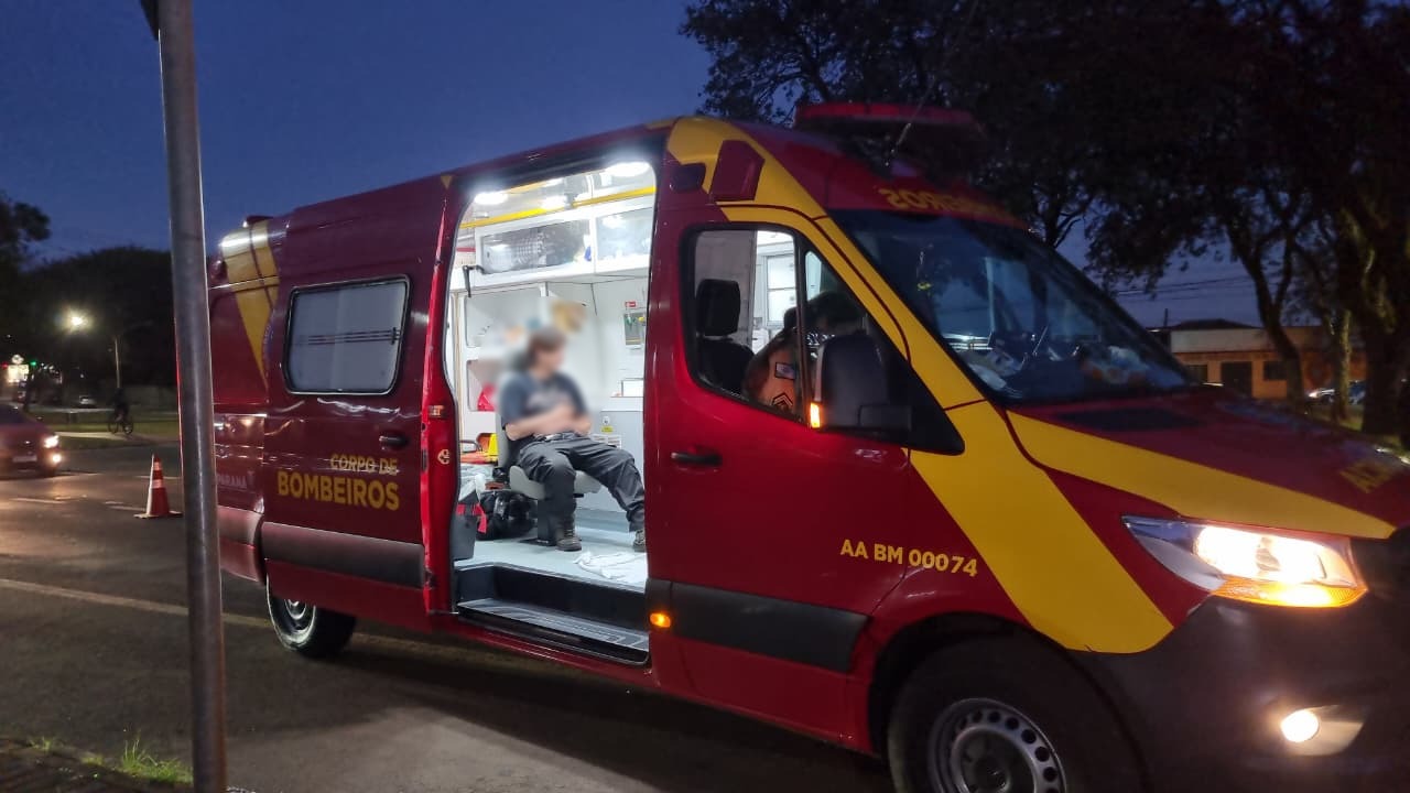 Motociclista fica ferido ao colidir na lateral de ônibus no São Cristóvão