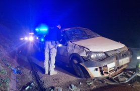 Motorista fica ferido após Palio Weekend capotar e parar na pista contrária na BR-163